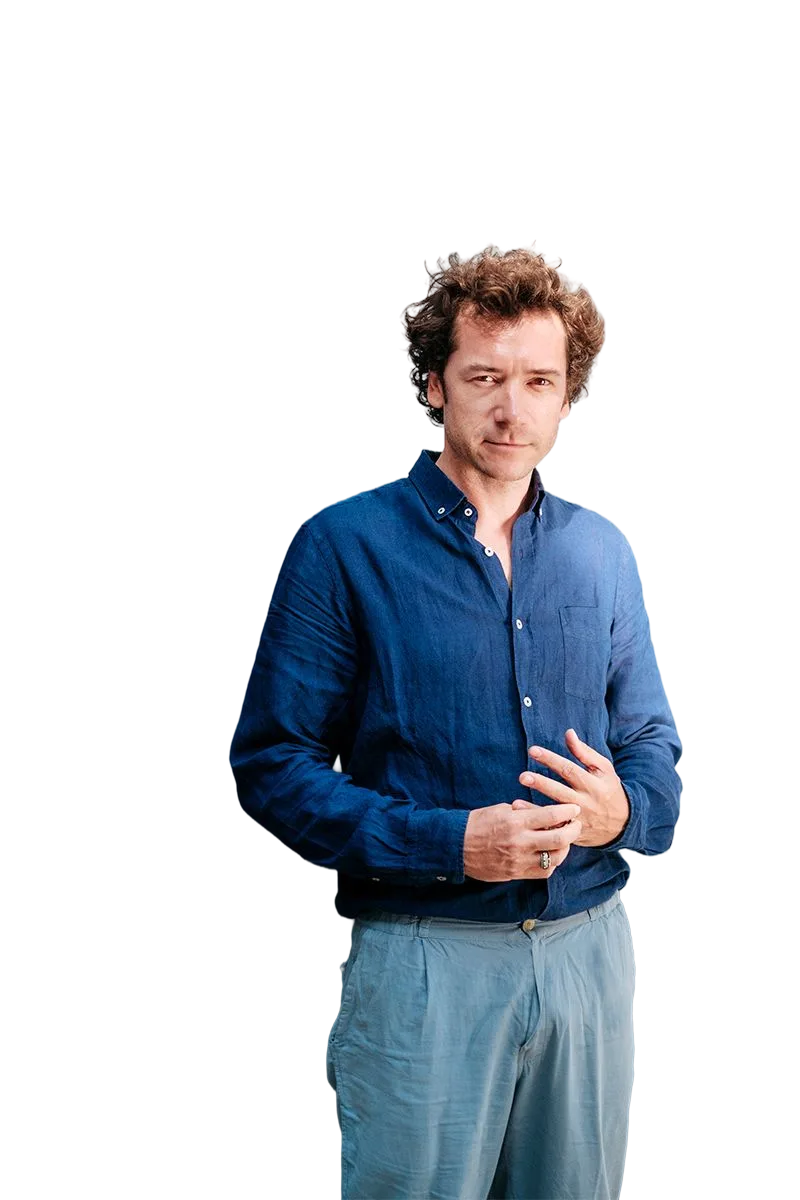 Jóvenes profesionales colaborando
