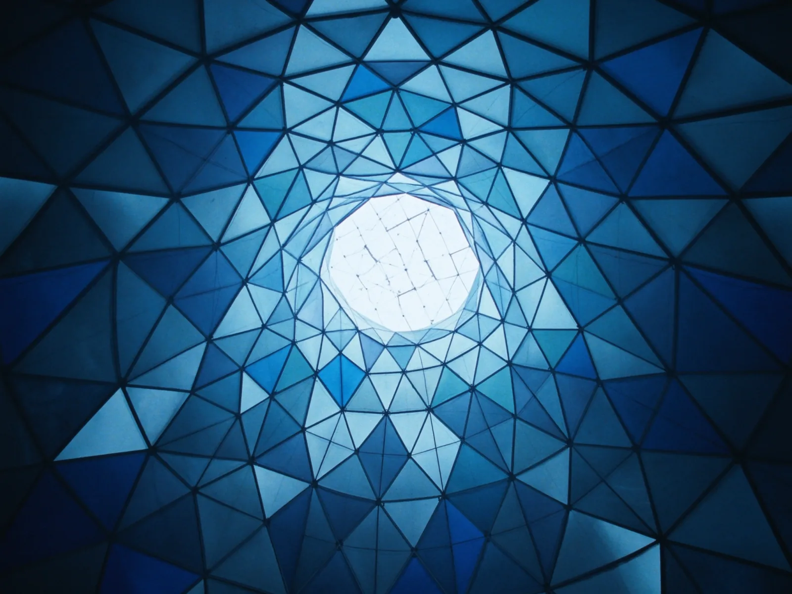 Arquitectura contemporánea de cristal azul